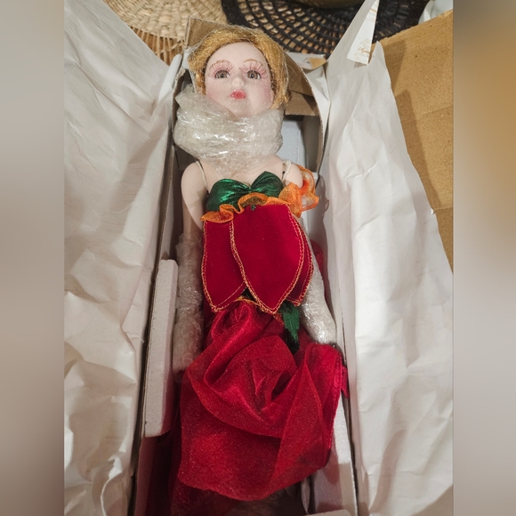 New Heritage Signature Collection doll - Picture 3 of 9